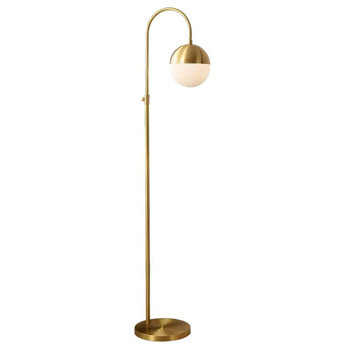 Lámpara de pedestal dorada con una curva en su parte superior y una esfera blanca dorada