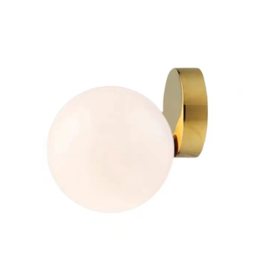 Lámpara de pared tipo apliqué dorado con una esfera de vidrio color blanco mate